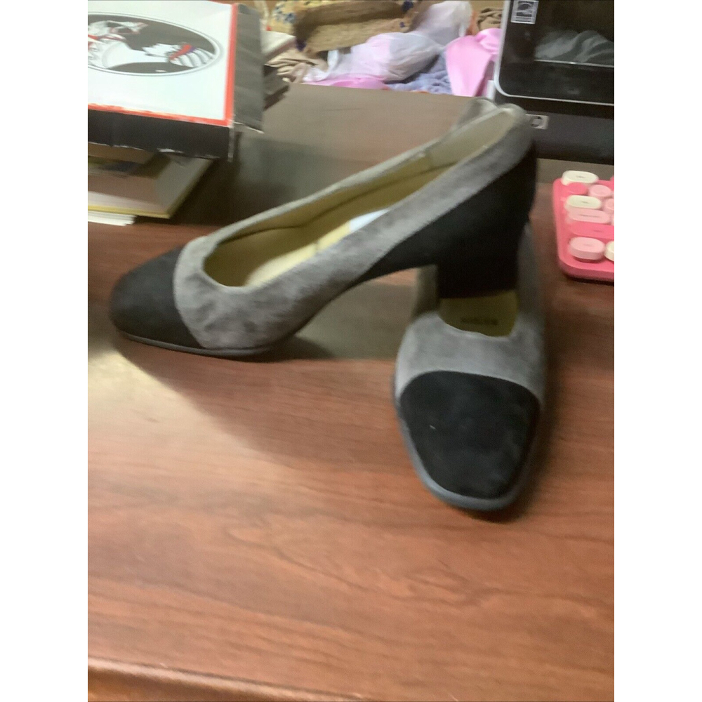 Elegant Black Heels with Classic Design - Picture 3 of 8